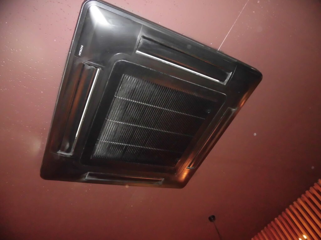 神戸市長田区の飲食店で業務用エアコン洗浄前の天井カセット型エアコン