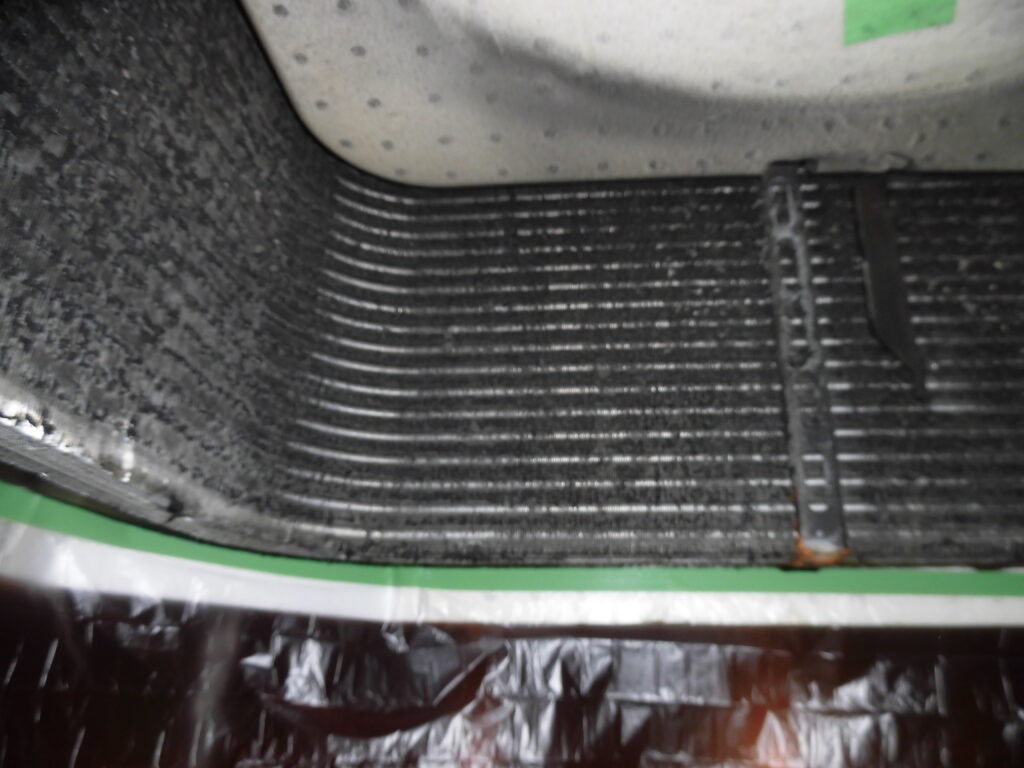 神戸市長田区の飲食店で業務用エアコンクリーニングのため分解した熱交換器の汚れ
