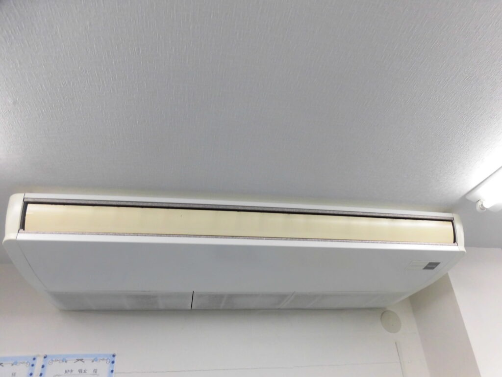 神戸市灘区の学習塾で天井吊り下げ型業務用エアコンクリーニング前の状態