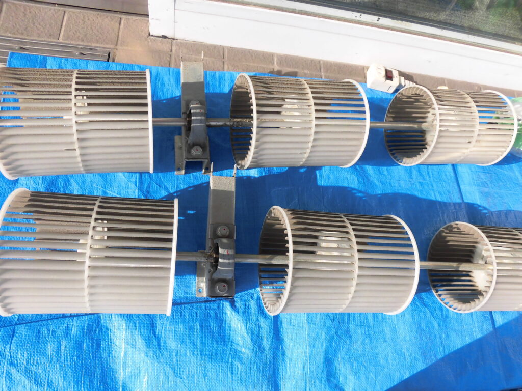 神戸市灘区の学習塾で天井吊り下げエアコンの送風ファンを分解した業務用エアコンクリーニング作業