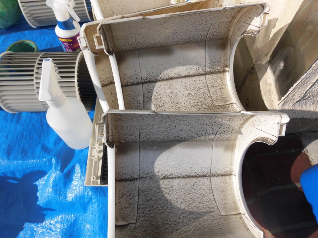 神戸市灘区の学習塾で天井吊り下げ型業務用エアコンの内部部品に付着したホコリ汚れ