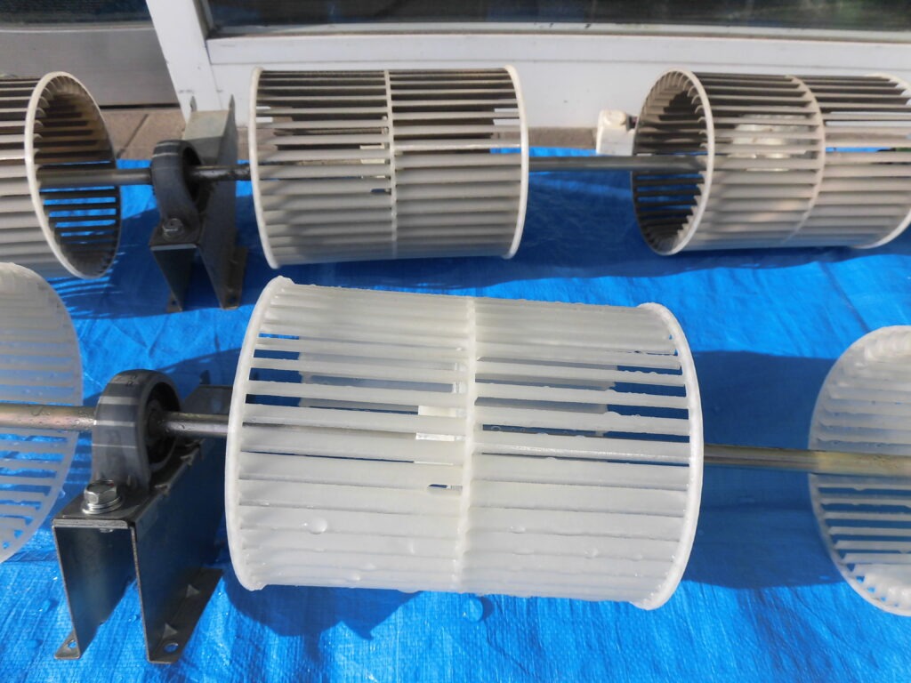 神戸市灘区の学習塾で天井吊り下げ型エアコンの送風ファンを高圧洗浄した業務用エアコンクリーニング