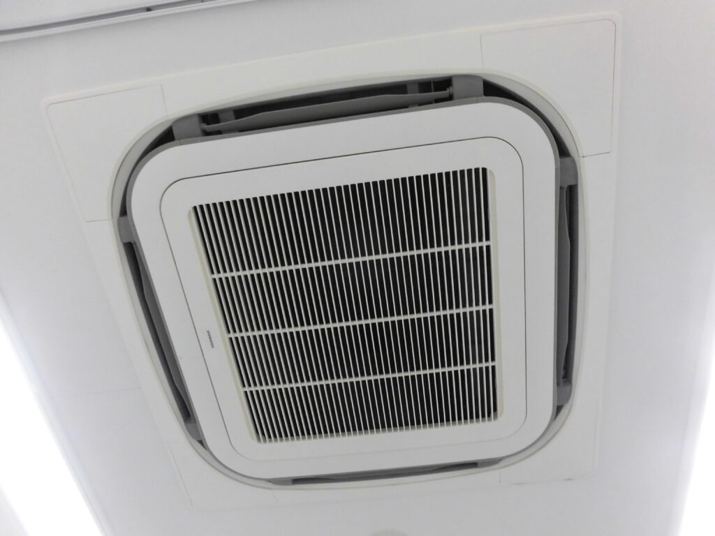 三宮の飲食店で業務用エアコンクリーニング・洗浄前の天井カセット型エアコン