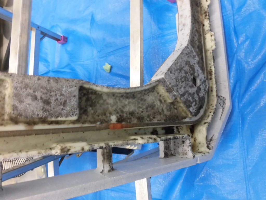 三宮の飲食店で業務用エアコン分解洗浄時に確認されたドレンパンのカビ汚れ