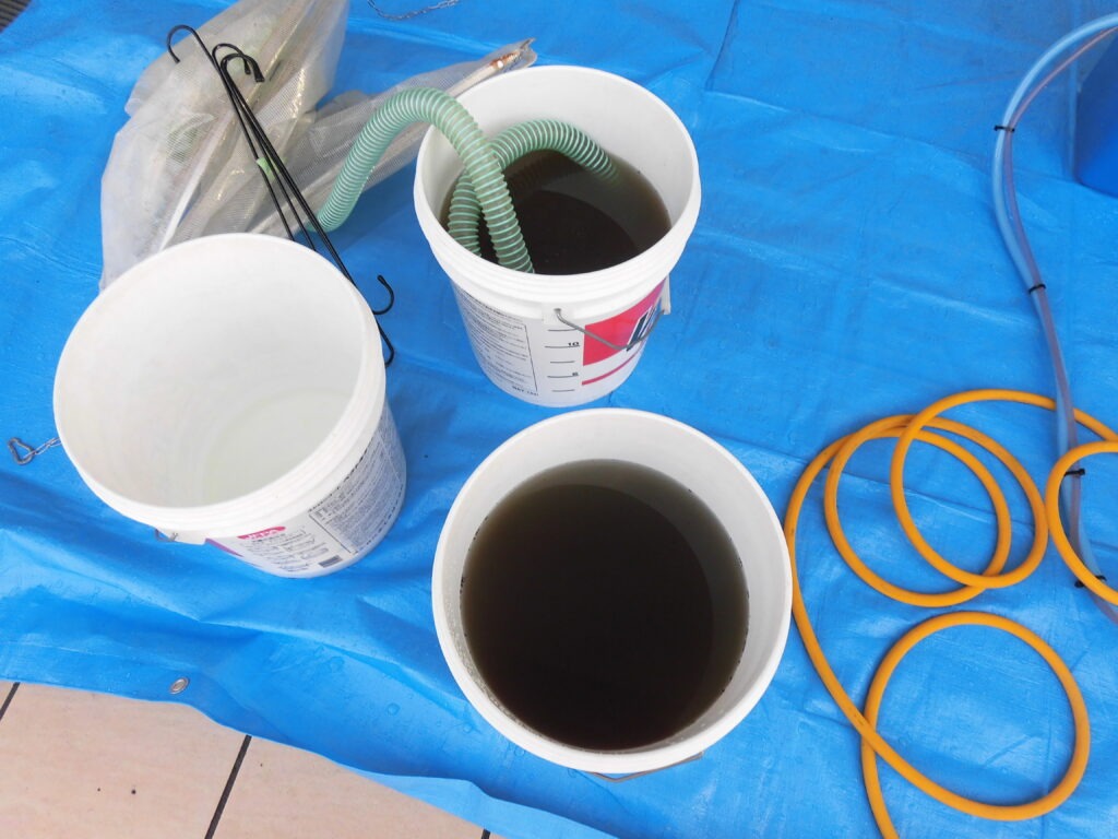 三宮の飲食店で業務用エアコンクリーニング後に回収された汚れた洗浄水