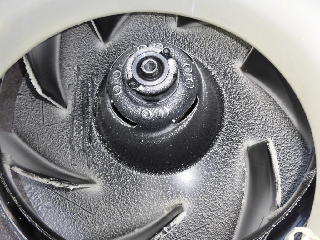 神戸市東灘区のクリニックで業務用エアコンクリーニング前の送風ファンに付着したホコリ汚れ