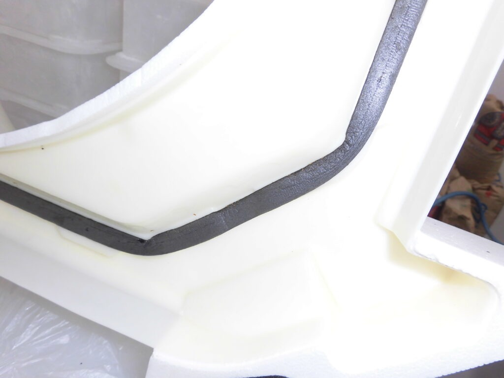 神戸市東灘区のクリニックで業務用エアコン洗浄後のドレンパン内部