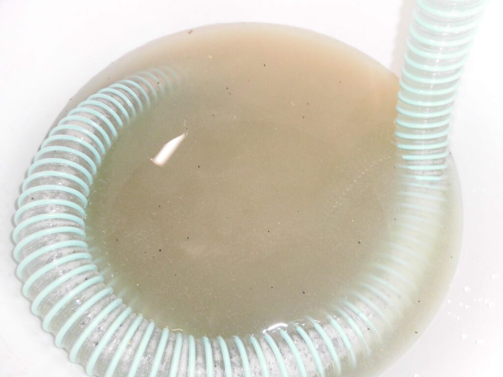 元町の美容室で業務用エアコンクリーニング後に回収された汚水