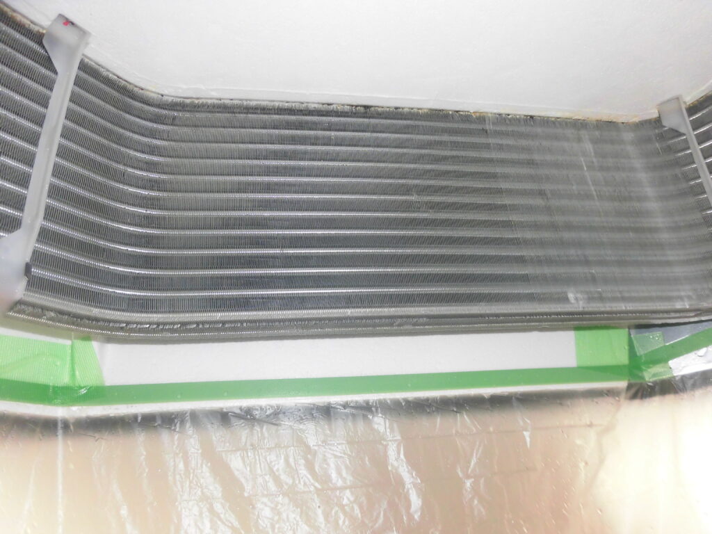元町の美容室で業務用エアコン洗浄中の熱交換器クリーニング作業