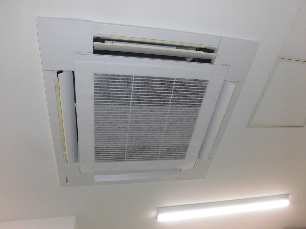 元町の美容室に設置されている天井カセット型業務用エアコン