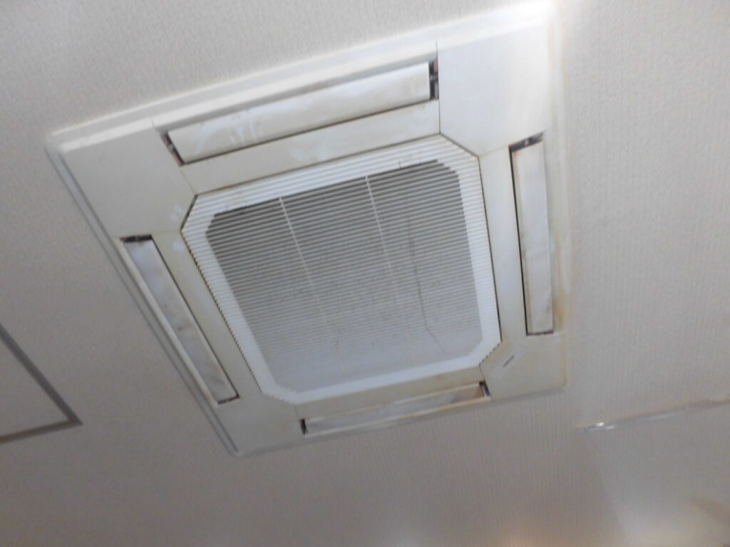 神戸市ポートアイランドのオフィスビルで業務用エアコン洗浄前の天井カセット型エアコン