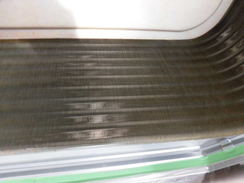 神戸市ポートアイランドのオフィスビルで業務用エアコンクリーニング前の熱交換器に付着したホコリ汚れ