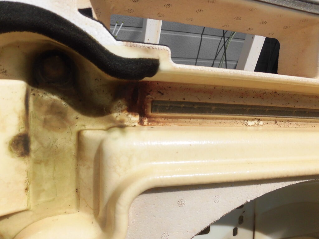 神戸市西区のオフィスで業務用エアコンクリーニング・洗浄前のドレンパンに付着したカビと汚れ