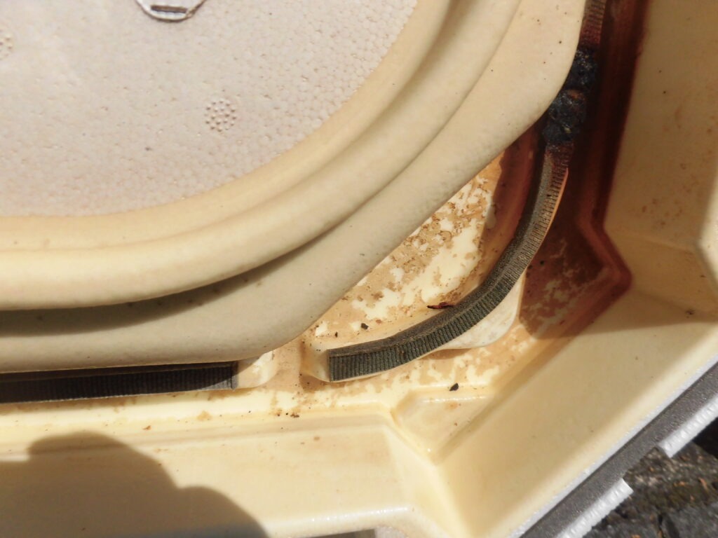 神戸市西区のオフィスで業務用エアコン内部のドレンパンに蓄積した汚れ