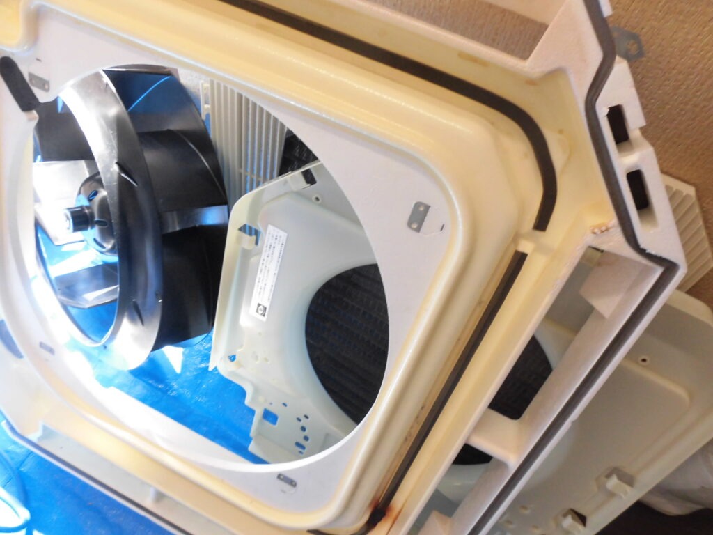 神戸市西区のオフィスで業務用エアコン分解洗浄時の内部構造と汚れの確認（洗浄後）