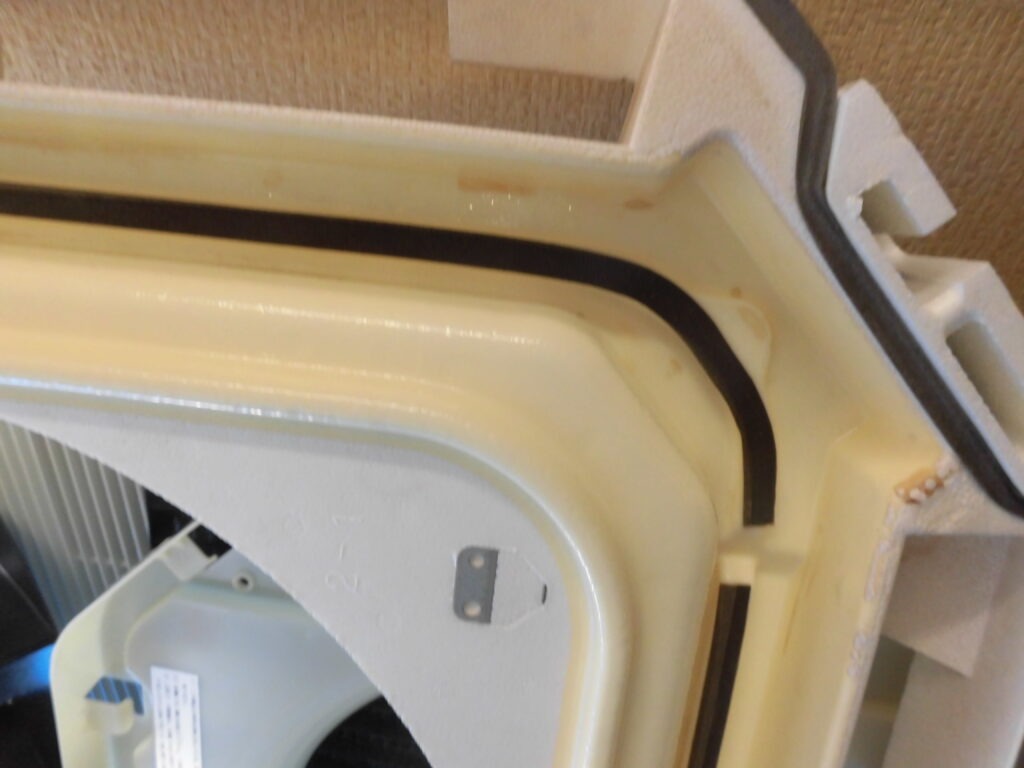 神戸市ポートアイランドのオフィスビルで業務用エアコン洗浄後のドレンパン