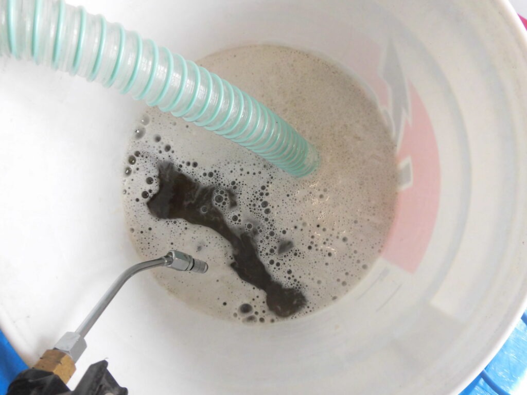 神戸市西区のオフィスで業務用エアコン高圧洗浄により排出された汚水の様子