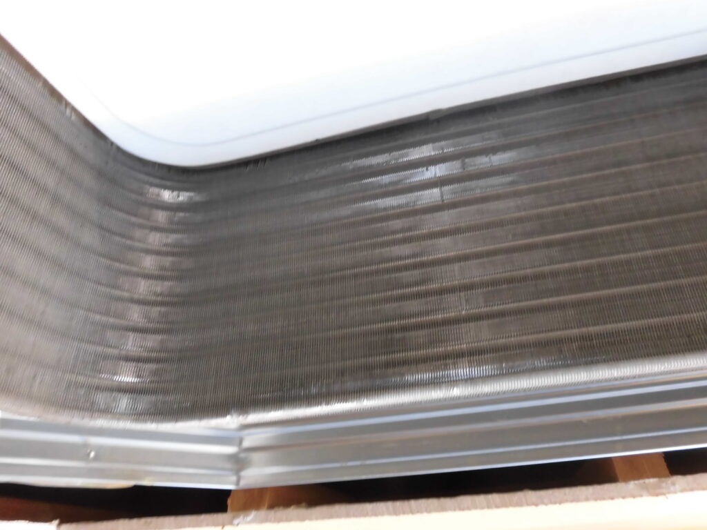 神戸市ポートアイランドのオフィスビルで業務用エアコン分解洗浄後の熱交換器