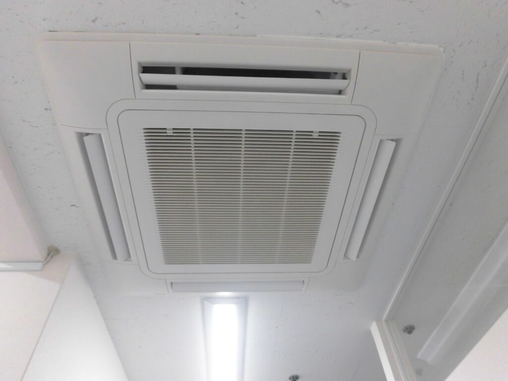 神戸市中央区のホテルで業務用エアコンクリーニング前の天井カセット型エアコン
