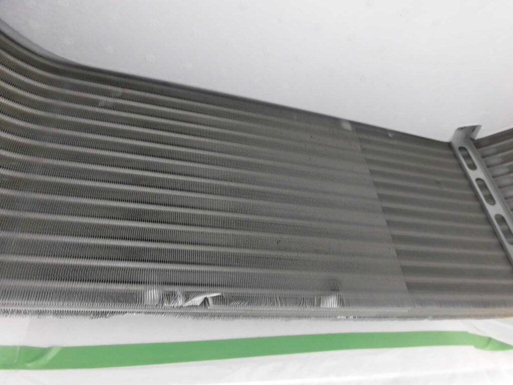 神戸市中央区のホテルで業務用エアコン洗浄前の熱交換器に蓄積したホコリと汚れ