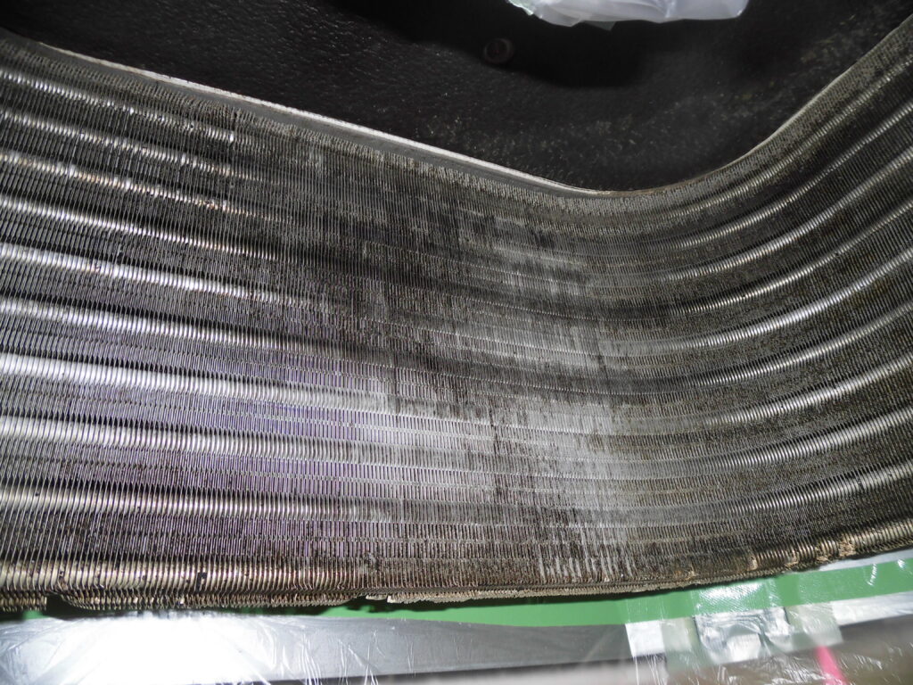 神戸市兵庫区の工場で業務用エアコン洗浄｜熱交換器に付着したホコリや油汚れの蓄積状況