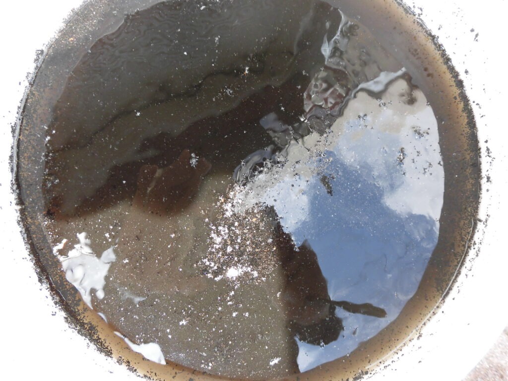 神戸市兵庫区の工場で業務用エアコン洗浄｜内部のホコリや油汚れが流れ出た洗浄後の汚水回収状況