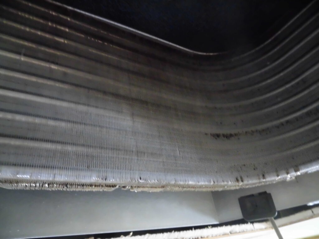 神戸市兵庫区の工場で業務用エアコンクリーニング｜高圧洗浄後の熱交換器で汚れが除去された状態