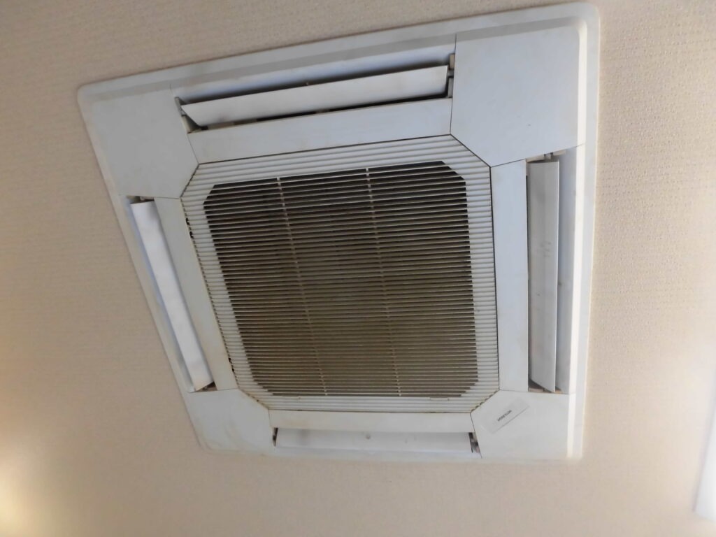 神戸市の店舗に設置された天井カセット型業務用エアコンのクリーニング前の状態