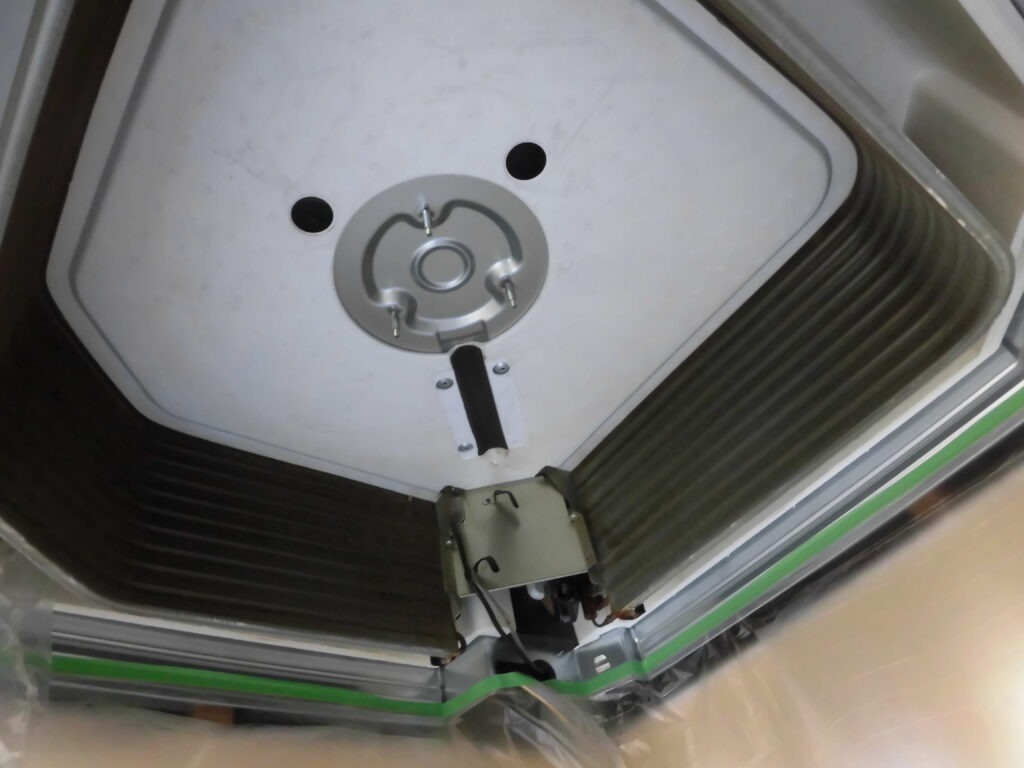 神戸市の店舗で業務用エアコンクリーニングのため天井カセット型エアコンを分解した内部の熱交換器