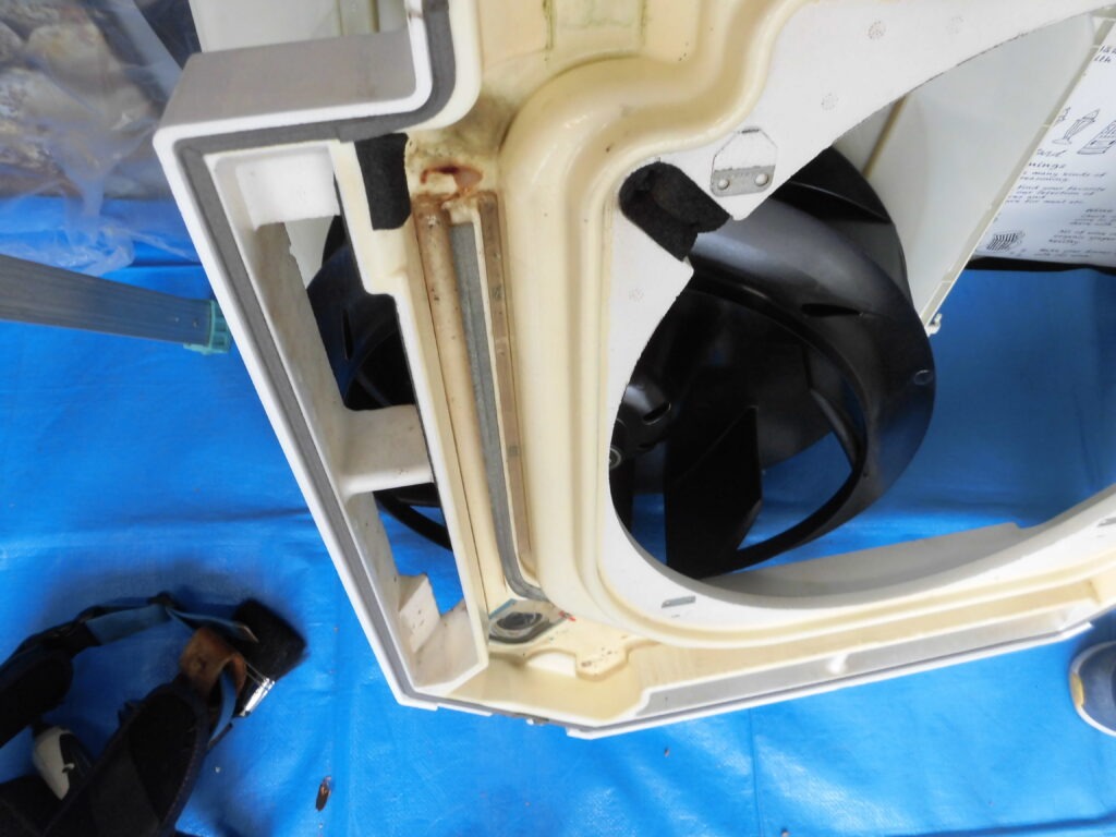 神戸市の飲食店で業務用エアコンクリーニング前に分解した送風ファンとドレンパンの汚れ確認