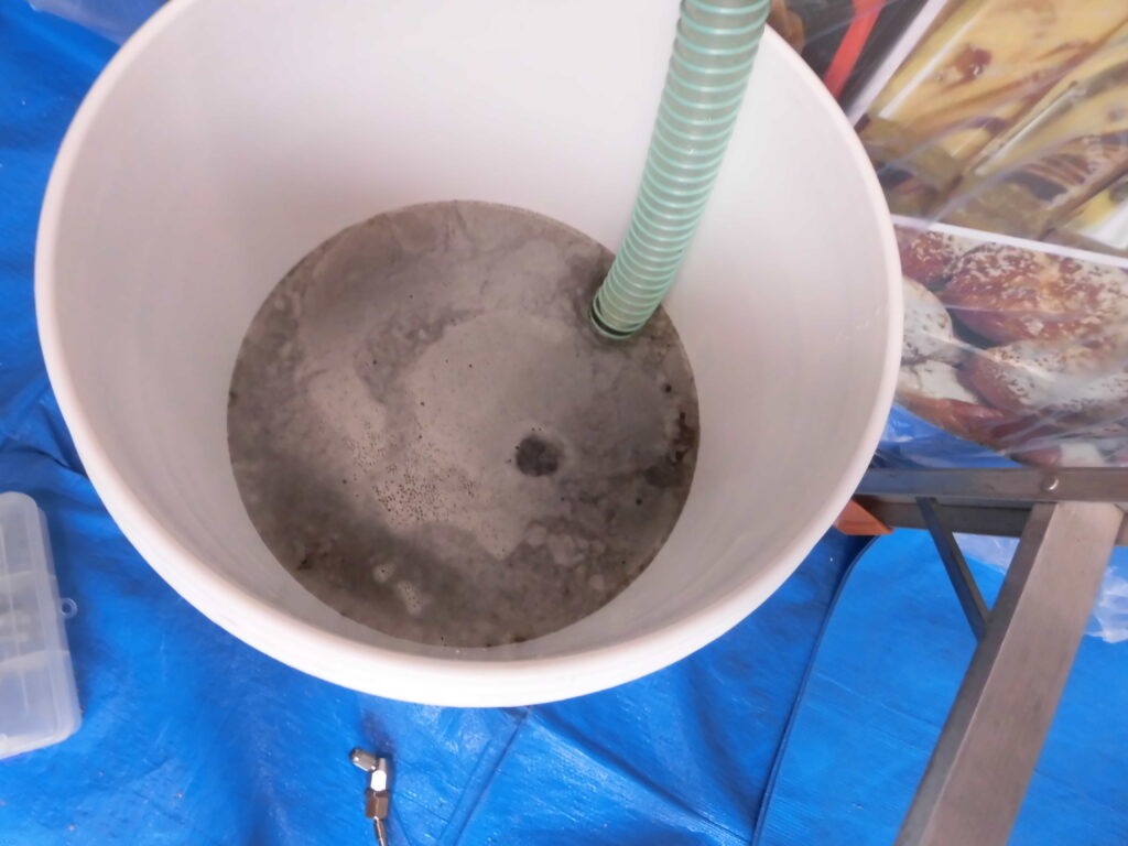 神戸市の店舗で業務用エアコンクリーニング洗浄後に回収された汚水