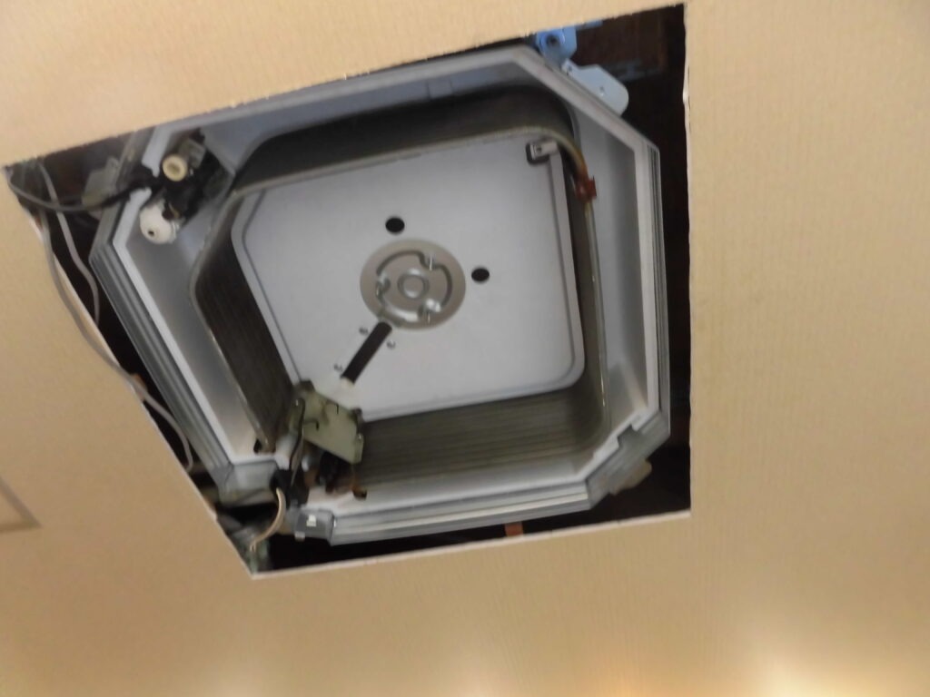 神戸市の店舗で業務用エアコンクリーニング洗浄後に内部が綺麗になった天井カセット型エアコン