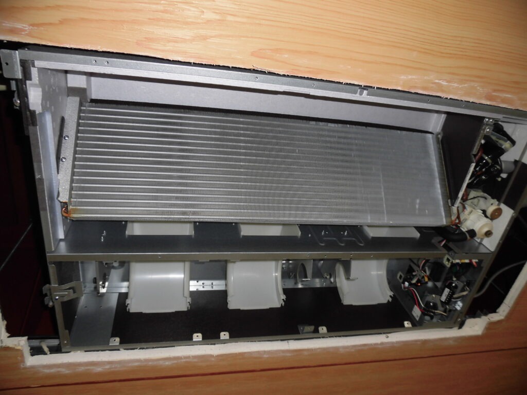 神戸市須磨区の美容室で天井吊り下げ型業務用エアコンクリーニングのため分解したエアコン内部