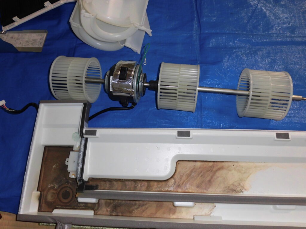 神戸市須磨区の美容室で天井吊り下げ型業務用エアコンの送風ファンを取り外したクリーニング作業