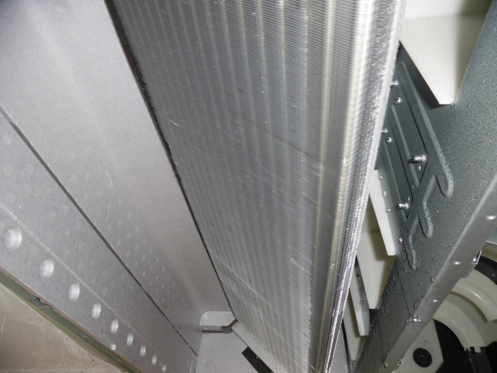 神戸市須磨区の美容室で天井吊り下げ型業務用エアコンの熱交換器を分解洗浄するクリーニング作業