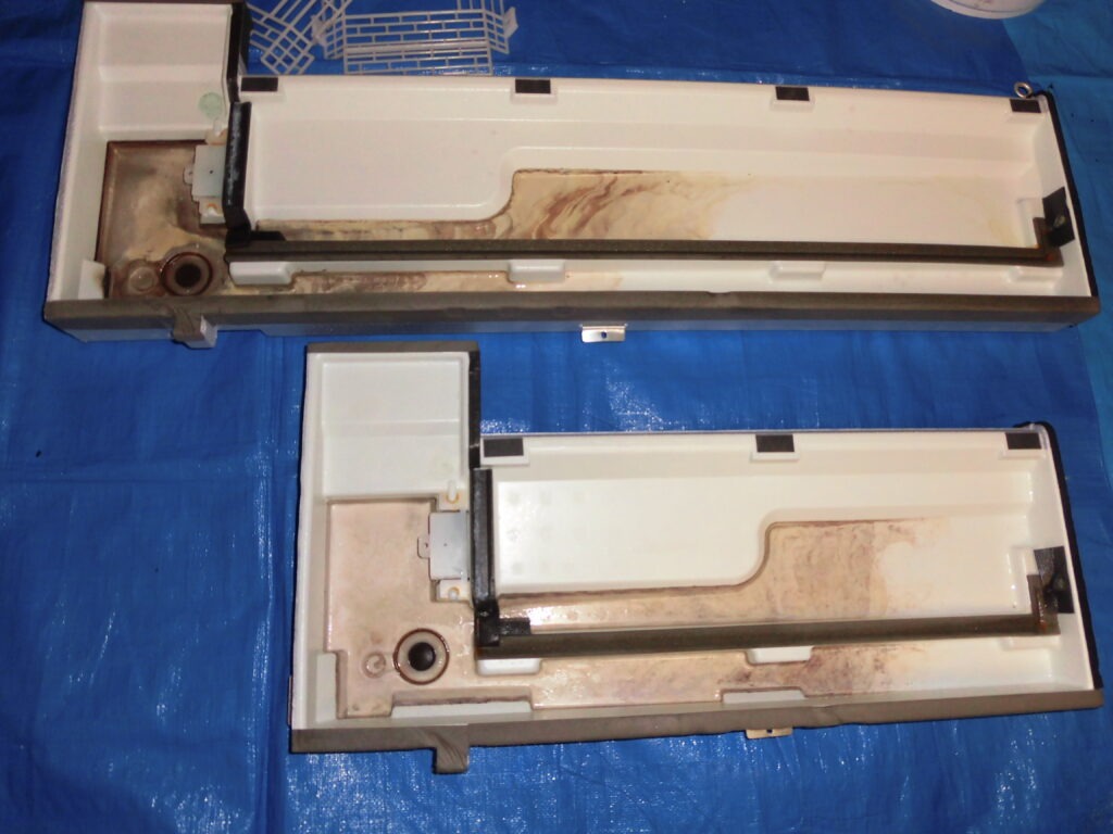 神戸市須磨区の美容室で業務用天井吊り下げエアコンのドレンパンに蓄積した汚れ