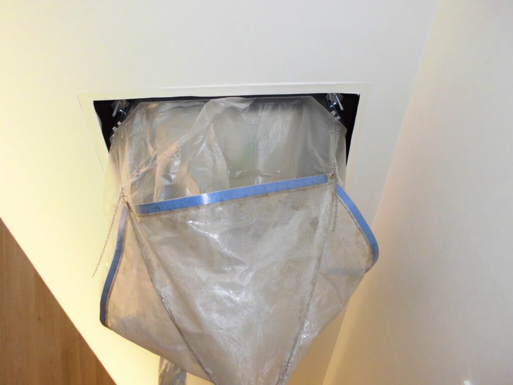 長岡京市・向日市・八幡市の業務用エアコン洗浄 天井カセット型エアコンの養生作業