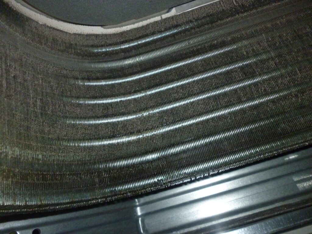 八幡市の事務所 天井カセット型エアコン分解作業