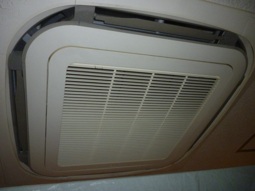 八幡市の事務所 業務用エアコンクリーニング・洗浄 作業前