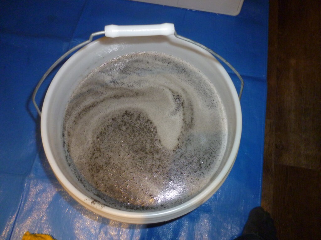 八幡市の事務所 エアコン洗浄後の汚水