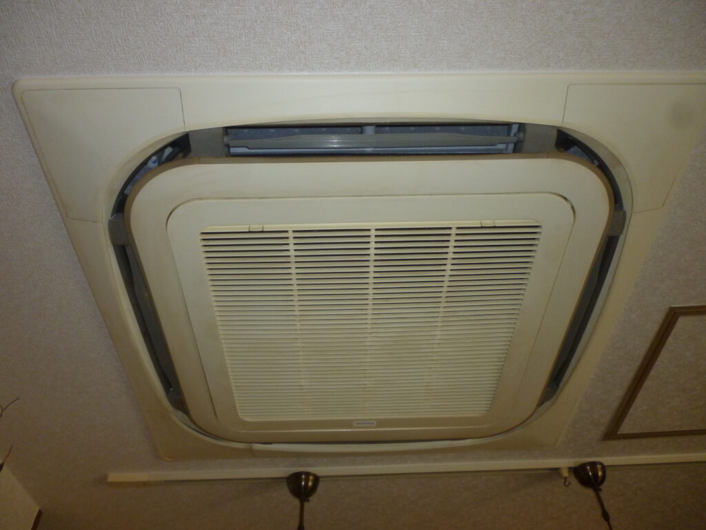 八幡市のクリニック 天井カセット型業務用エアコンクリーニング・洗浄 作業前