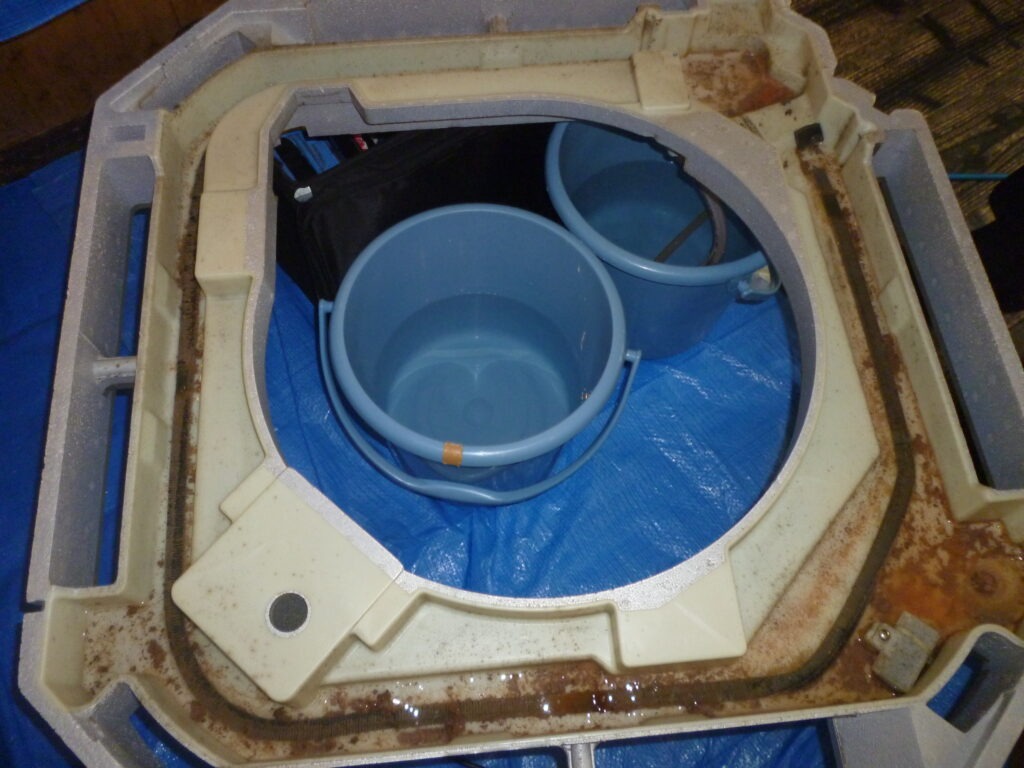 八幡市のクリニック 天井カセット型エアコン分解作業 業務用エアコンクリーニング