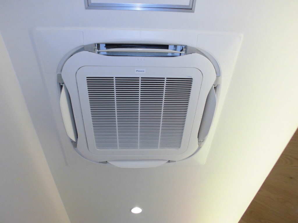 長岡京市・向日市・八幡市の業務用エアコンクリーニング 天井カセット型エアコンの作業前確認