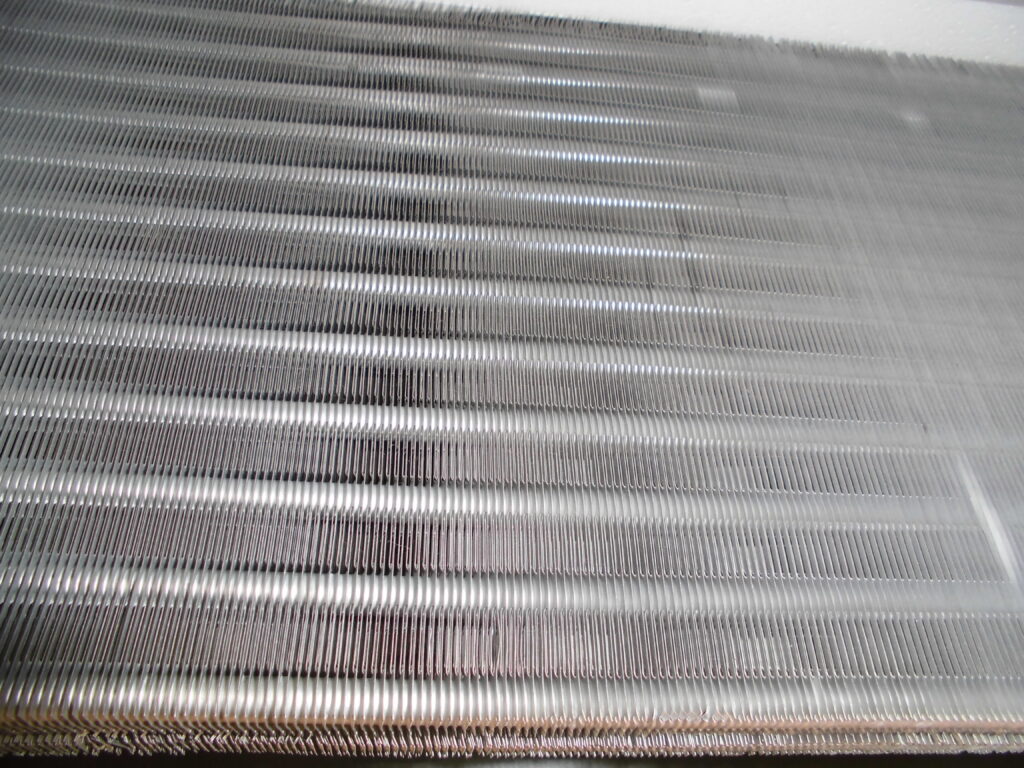 長岡京市・向日市・八幡市の業務用エアコンクリーニング 洗浄前の熱交換器アルミフィン