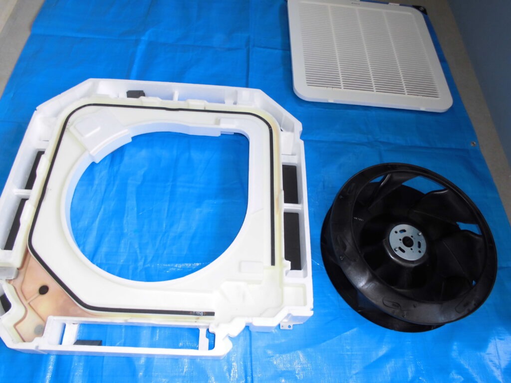 長岡京市・向日市・八幡市の業務用エアコンクリーニング ドレンパンと送風ファンの分解洗浄前