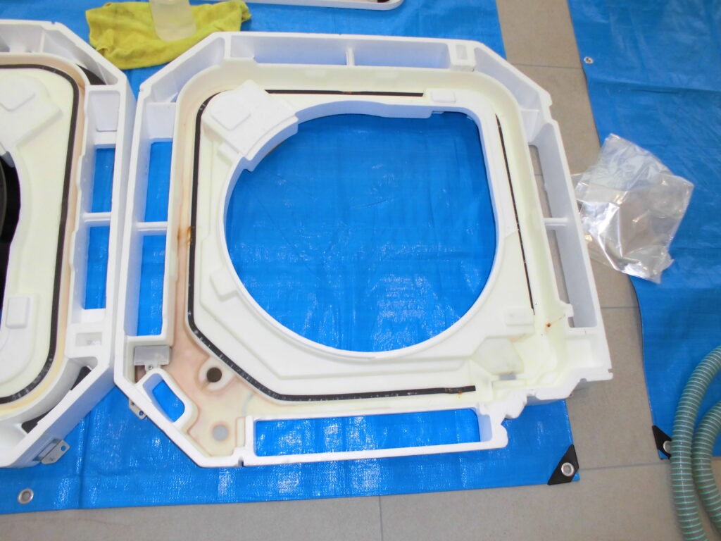 長岡京市・向日市・八幡市の業務用エアコンクリーニング　洗浄後のドレンパン部品