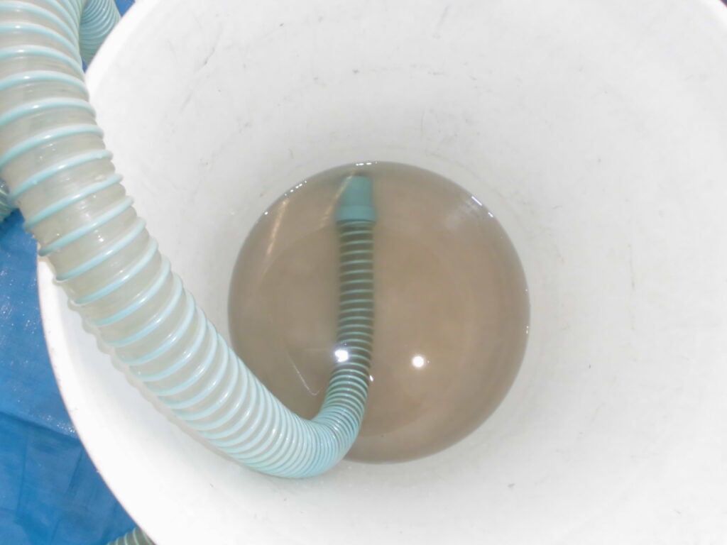 長岡京市・向日市・八幡市の業務用エアコンクリーニング　高圧洗浄で排出された汚水