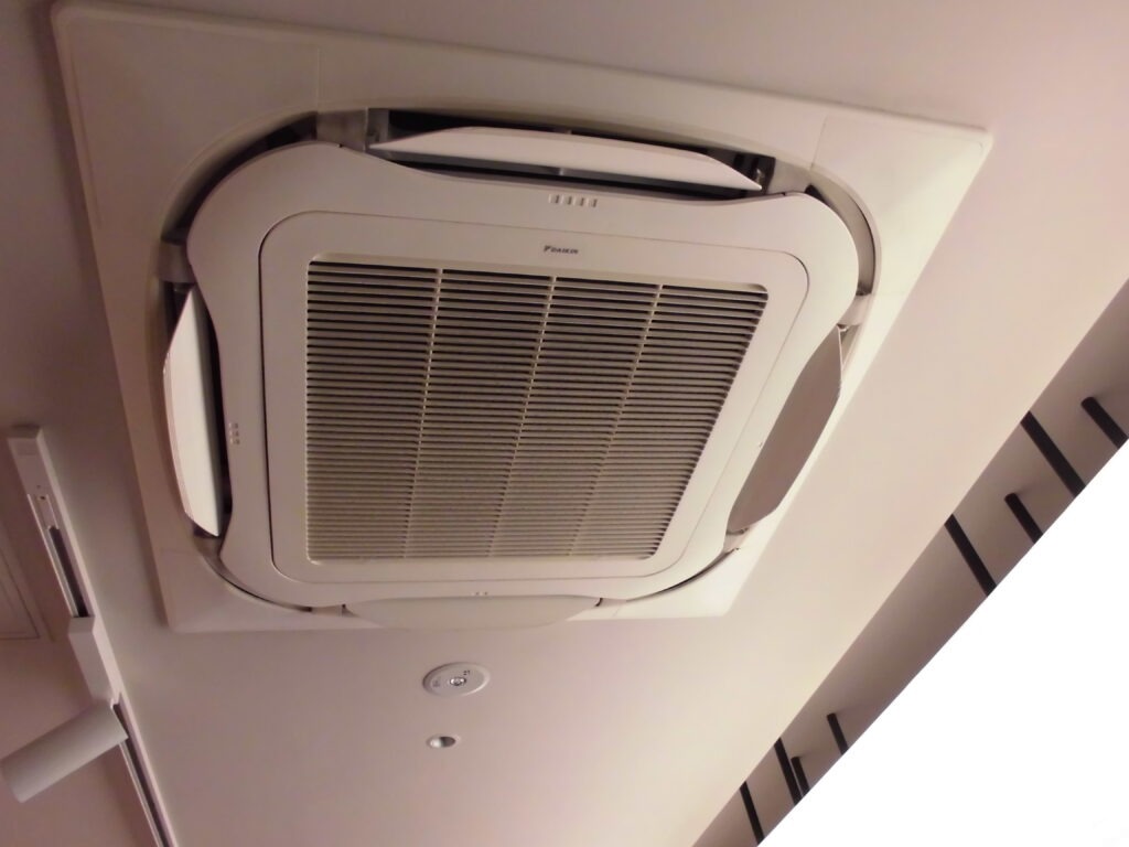 向日市の飲食店 業務用エアコンクリーニング 作業前