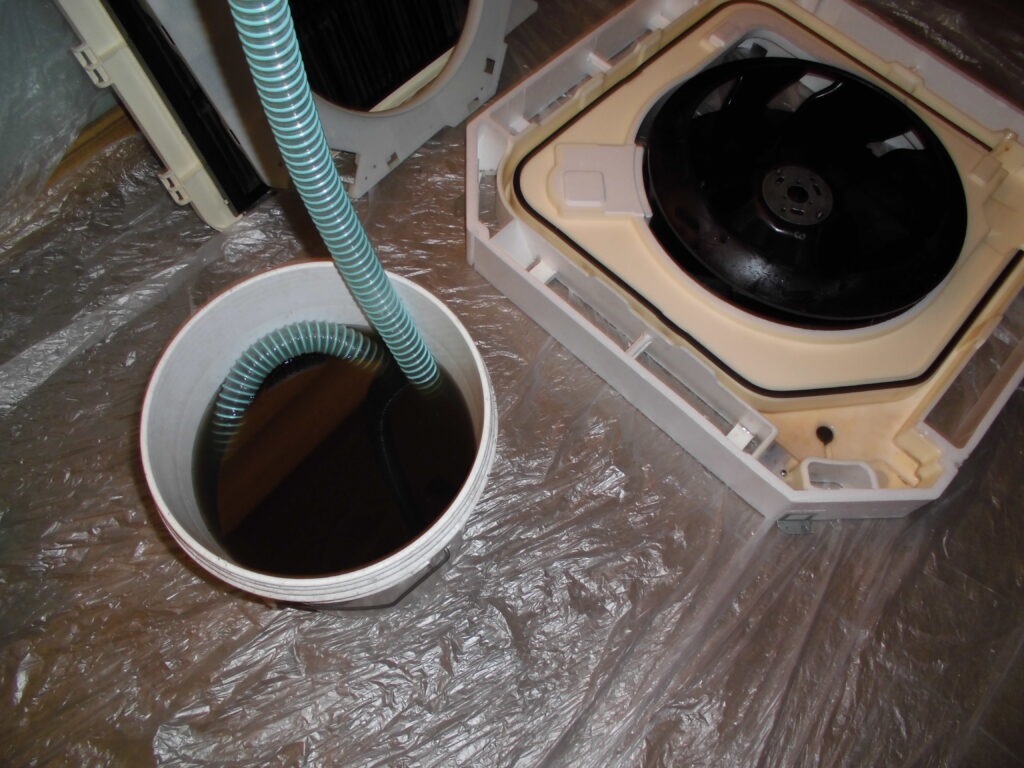 向日市の飲食店 エアコン洗浄後の汚水