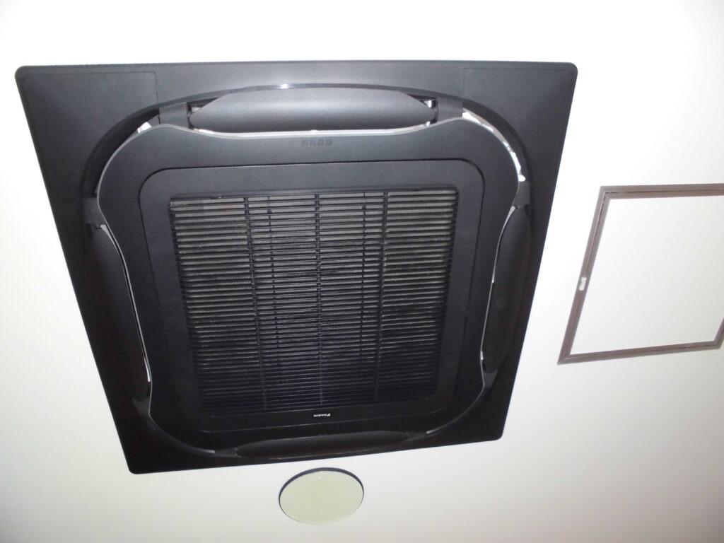 長岡京市の飲食店 天井カセット型業務用エアコンクリーニング・洗浄 作業前